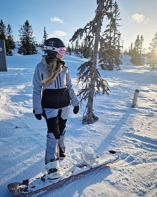 Kunde @kirstyellenmurfin93 i Montec Moss W Snowboardjakke Dame Soft Blue/Black